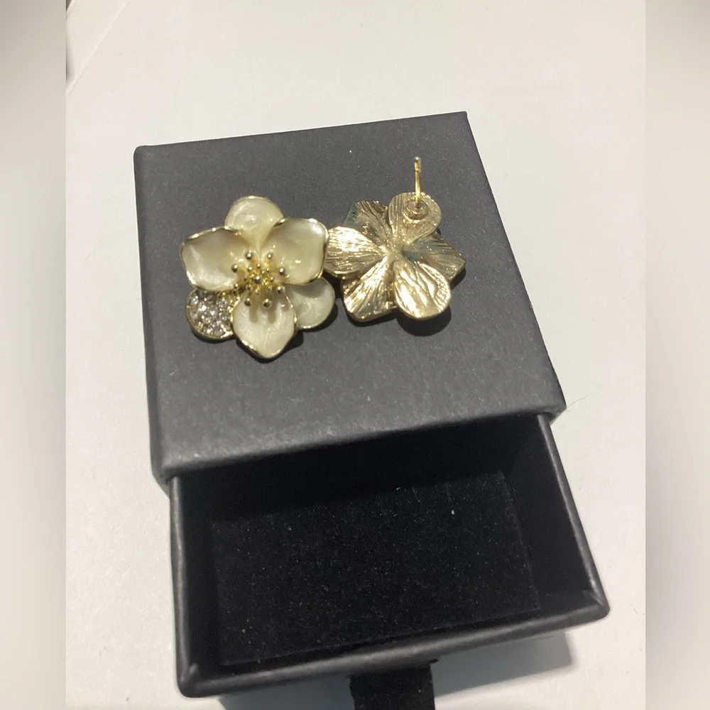 🌸GoldTone Polychrome White Hibiscus Flower Post Back Earrings